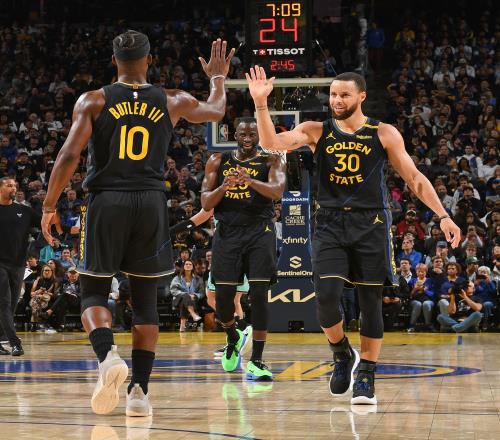 TA：利物浦球迷对阿诺德情感复杂，右路离开他后实力大打折扣（TA：阿诺德成红军球迷的矛盾焦点，右路失去他后战力明显下滑）