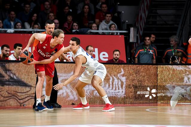 马内：萨拉赫是那种一看到球门就谁也不看的人，这是他的天性（马内：萨拉赫见门就不看人，天性使然）