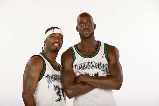 不差钱，阿联酋足协提供5架专机拉球迷去客场看世预赛（豪气出手！阿联酋足协派出5架专机送球迷赴客场看世预赛）