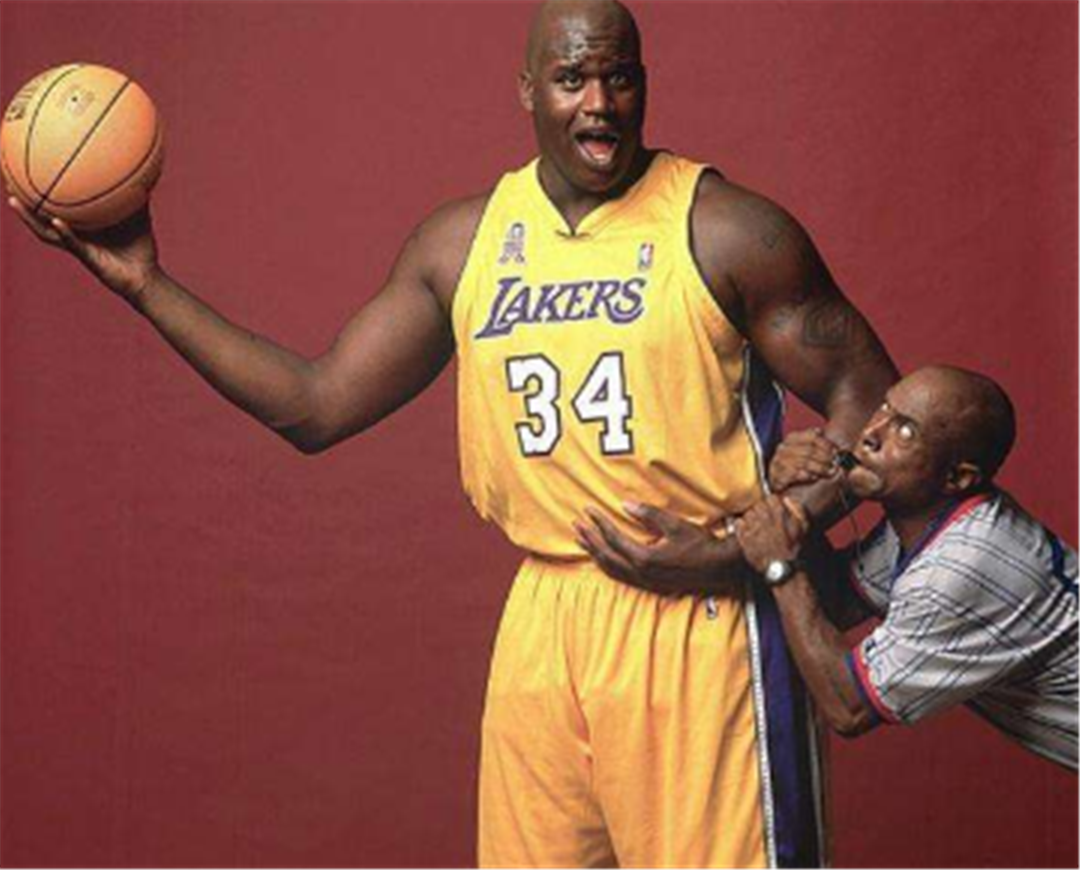 詹姆斯关键时刻稳住节奏（詹姆斯在关键时刻稳控比赛节奏）