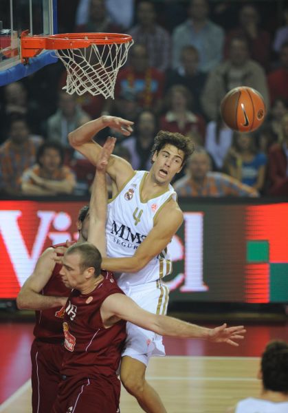 英超半场：B费破门，贝勒加德建功，狼队1-1曼联（英超半场：B费先拔头筹，贝勒加德扳平，狼队暂1-1曼联）