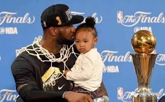 愿无大碍！英冠查尔顿vs朴茨茅斯因看台球迷昏迷不醒腰斩（祈愿平安！英冠查尔顿对阵朴茨茅斯因看台球迷昏迷比赛中止）