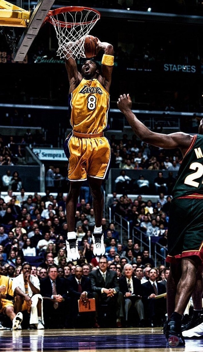 欧文突破防守造成杀伤球成功（欧文强突防线造犯规得手）